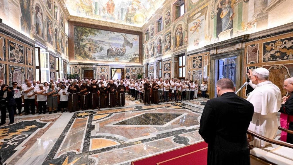 Leon XIV și membri ai asociației Opera ”Sfântul Francisc pentru săraci”, din Milano. 