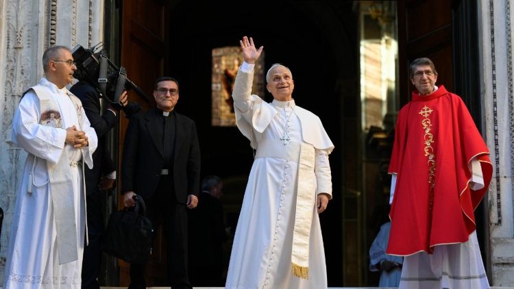El Papa es recibido a las puertas de la Basílica de San Agustín en Roma por el padre Alejandro Moral, prior general saliente de los agustinianos