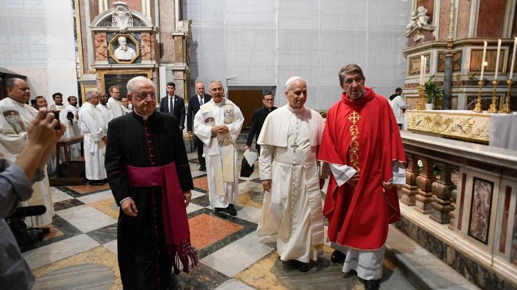 Papa akitoka kusali katika Kikanisa cha Mtakatifu Monica