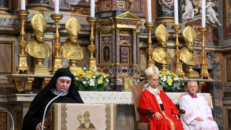 Irmã Fulvia Sieni, religiosa agostiniana, lendo a Primeira Leitura