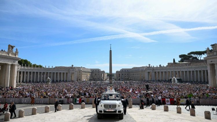 "Žejen sem", pravi Jezus, in na ta način izraža svojo človeškost in tudi našo. Nihče izmed nas ni samozadosten. Nihče se ne more rešiti sam. Življenje se ne "dopolni" takrat, ko smo močni, ampak takrat, ko se naučimo sprejemati.