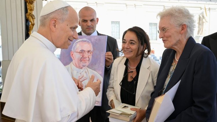 Pontífice com Stefania Falasca, postuladora da causa de canonização do Beato Luciani e vice-presidente da Fundação Vaticana JP I, junto com Lina Petri, sobrinha de Luciani  