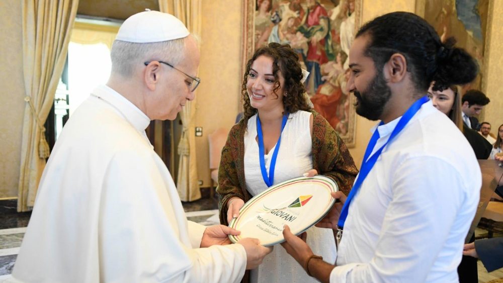 Leone XIV me dy pjesëmarrës të rinj të Këshillit Rinor Mesdhetar në audiencë (@Vatican Media)