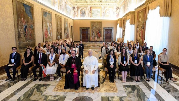 Супольнае фота Льва XIV з прадстаўнікамі Моладзевай рады Міжземнамор'я