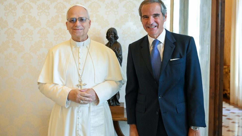 Leon XIV și directorul general al Agenției internaționale pentru energie atomică (AIEA), Rafael Mariano Grossi.