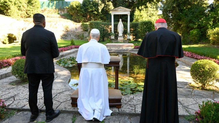 La preghiera del Papa nel Giardino della Madonnina