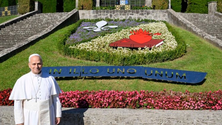 Il Papa e lo stemma pontificio realizzato dai giardinieri di Borgo Laudato si'