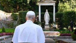 Il Papa in preghiera nel Giardino della Madonnina di Borgo Laudato si'
