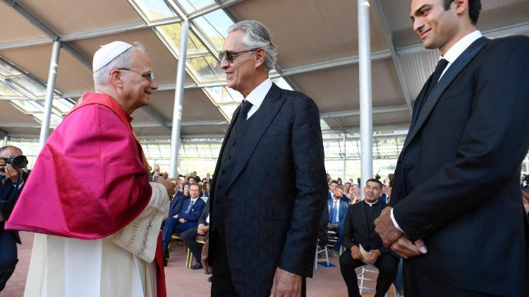 Startenor Andrea Boccelli und sein Sohn Matteo sorgten für die musikalische Begleitung bei der Eröffnung