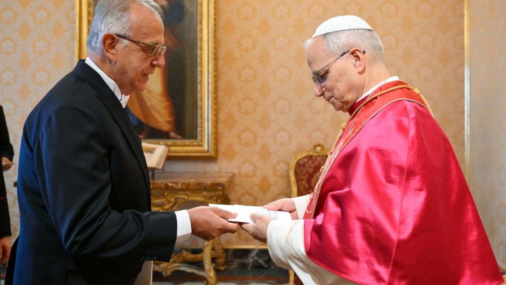 Leon XIV și ambasadorul Columbiei pe lângă Sfântul Scaun, Iván Velásquez Gómez.