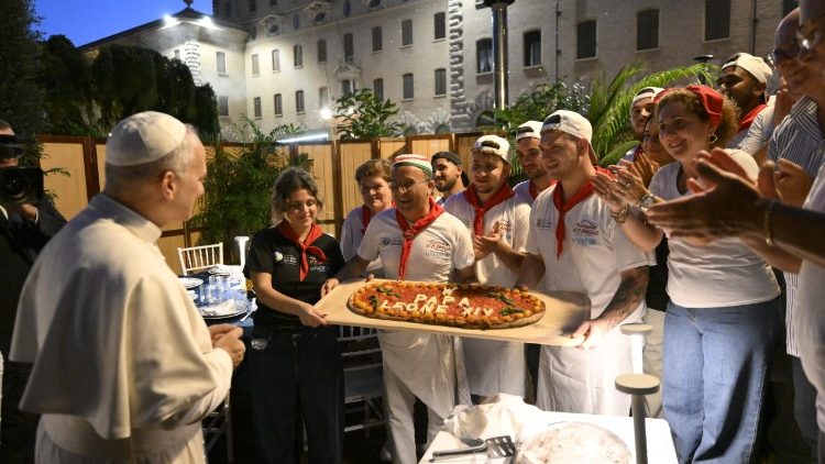 Papst mit Pizza und Vatikanmitarbeitern beim Familienfest im Vatikan