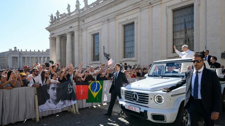 Papa saúda lusófonos na Praça São Pedro