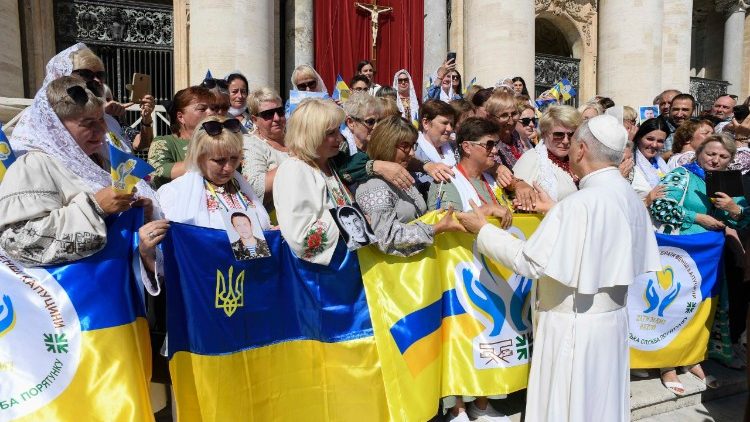 Rencontre de Léon XIV avec des mères ukrainiennes lors de l'audience jubilaire sur la place Saint-Pierre, le 6 septembre 2025. 
