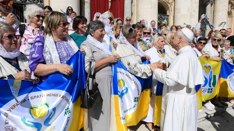 Il Papa saluta Lyubov Tymchenko al termine dell'udienza generale nel settembre 2025 (@Vatican Media)