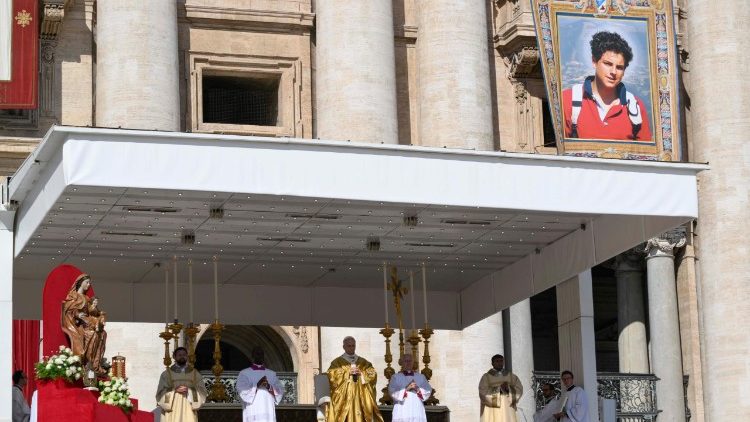 Đức Th&aacute;nh Cha L&ecirc;&ocirc; trong Th&aacute;nh lễ phong th&aacute;nh cho Frassati v&agrave; Acutis