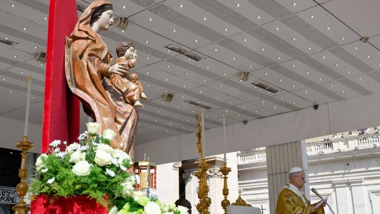 வத்திக்கான் வளாகத்தில் அன்னை மரியா திரு உருவம் முன் திருத்தந்தை பதினான்காம் லியோ 