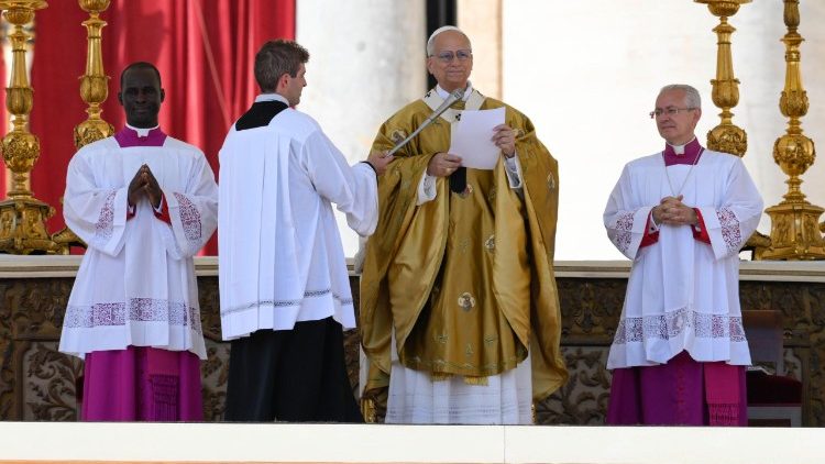 ር.ሊ.ጳ ሊዮ የፒየር ጆርጂዮ ፍሬሳቲ እና የካርሎ አኩቲስ ማዕረገ ቅድስናን በቅዱስ ጴጥሮስ አደባባይ ካወጁ በኋላ የምያሳይ ምስል