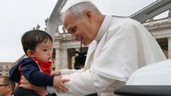 Prima dell'Udienza generale il Papa ha salutato i fedeli in piazza San Pietro,  benedicendo molti bambini.