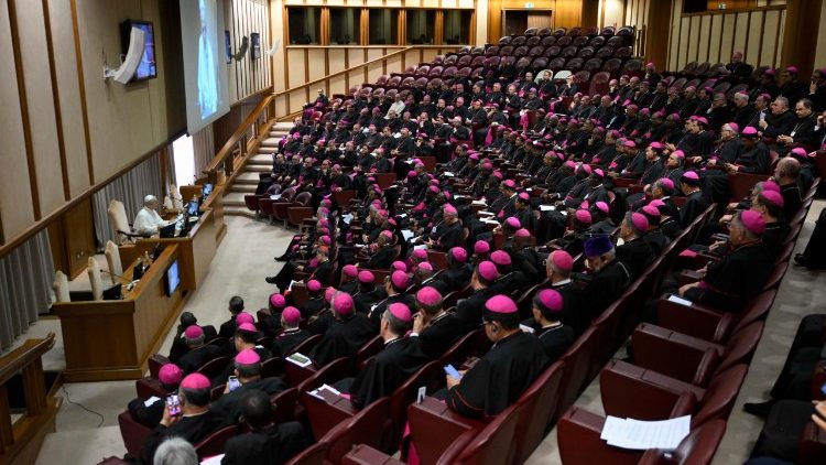 I vescovi ascoltano il Papa nell'Aula del Sinodo