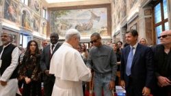 Papa saúda o cantor Pharrell Williams