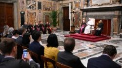 البابا يستقبل المشاركين في الندوة التي نظّمتها الأكاديمية الحبرية للاهوت