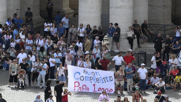 Uno striscione di auguri per il Papa