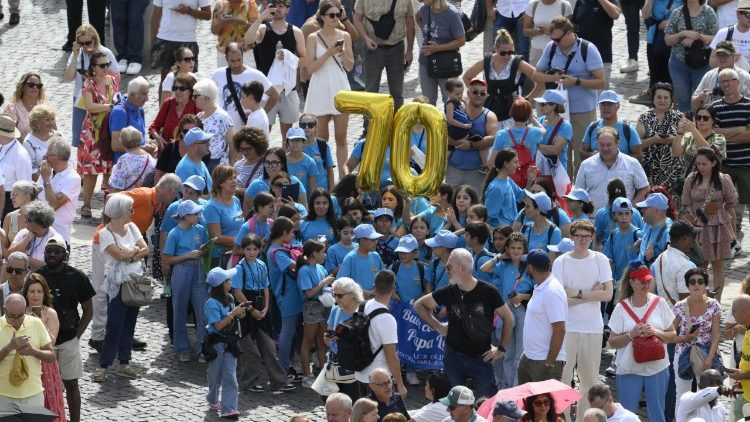 2025.09.14 Inaonesha miaka 70 ya kuzaliwa kwa Papa Leo XIV kwa waamini na mahujaji waliokuwa katika Uwanja wa Mtakatifu Petro.