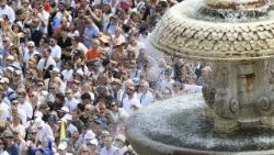Archivbild: Die Gläubigen auf dem Petersplatz beim Angelus am 14. September 2025