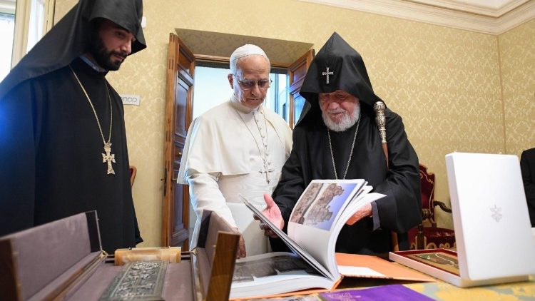 A troca de presentes durante a audiência