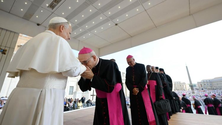 In der Reihe der Bischöfe war heute auch Paderborns Erzbischof Udo Markus Bentz (nicht im Bild)