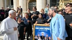 L'attore Paolo Ruffini e la sua compagnia teatrale Mayor Von Frinzius, di cui fanno parte alcuni ragazzi con la sindrome di Down