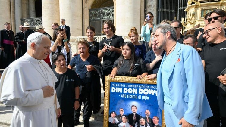 L'attore Paolo Ruffini e la sua compagnia teatrale Mayor Von Frinzius, di cui fanno parte alcuni ragazzi con la sindrome di Down