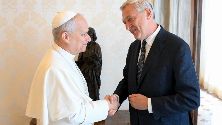 Papst Leo XIV. und Filippo Grandi bei der Begegnung im Vatikan