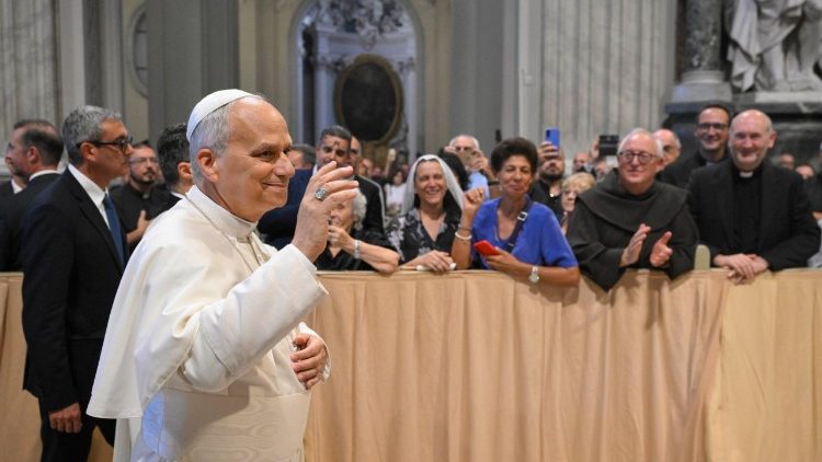 Leon XIV przywitał się z obecnymi w bazylice