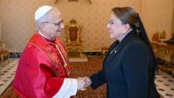 El Papa con Iris Xiomara Castro Sarmiento, Presidenta de la República de Honduras 