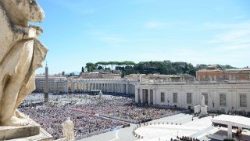 Piazza San Pietro con i partecipanti all'Udienza di Papa Leone XIV per il Giubileo degli Operatori di Giustizia