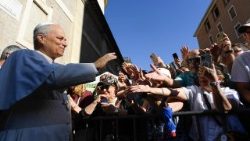 El Papa saluda a algunos fieles