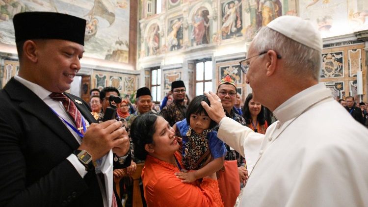 Il Papa con la comunità indonesiana di Roma