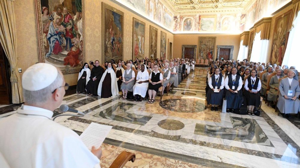 Leon al XIV-lea a primit în audiență mai multe grupuri de călugărițe