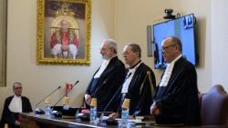 O presidente do Tribunal de Apelação, dom Alejandro Arellano Cedillo, com os juízes (Vatican Media)