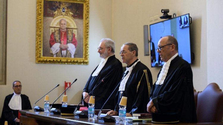 O presidente do Tribunal de Apelação, dom Alejandro Arellano Cedillo, com os juízes (Vatican Media)