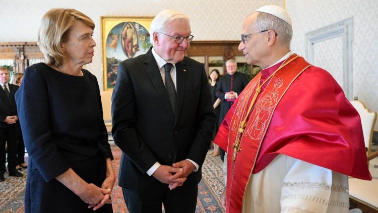 Papa Leone XIV con il presidente della Repubblica Federale di Germania, Frank-Walter Steinmeier, accompagnato dalla moglie Elke