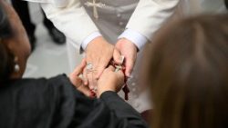 O Papa abençoa um terço na Audiência Geral