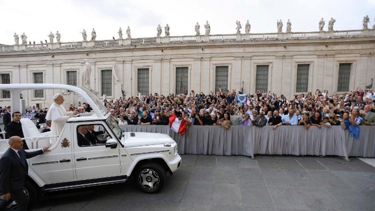 Il Papa mentre percorre un tratto del cortile del Petriano