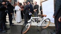 La bicicleta y los retratos de algunos reclusos.