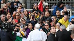 Picha mojawapo ya papa akiwa anasalimia watu katika Uwanja wa Mtakatifu Petro