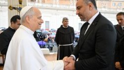 Maher Nicola Canawati, Bürgermeister von Bethlehem, begrüßt Papst Leo XIV. nach der Generalaudienz auf dem Petersplatz  (Foto: Vatican Media)