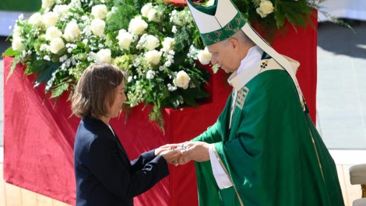 Ciascun catechista riceve un crocifisso donatogli da Leone XIV