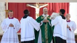 Papež Leon XIV. je na Trgu sv. Petra ob sklepu svete maše in pred opoldansko molitvijo Angel Gospodov nagovoril okoli 50 tisoč vernikov.