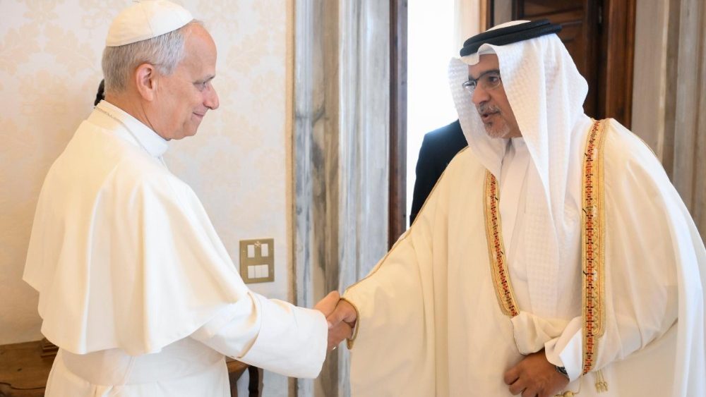 Audience du Pape Léon XIV au prince Salman ben Hamad Al Khalifa, dans la bibliothèque du Palais apostolique, le 29 septembre 2025. 